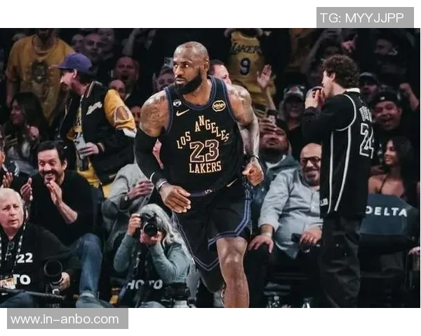 里夫斯谈詹姆斯传球与投篮的争议引发人们对球员选择的不同看法与评价 里夫斯谈詹姆斯传球与投篮的争议引发人们对球员选择的不同看法与评价